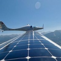 太陽光のみで高度9521メートル スイス機が世界記録更新