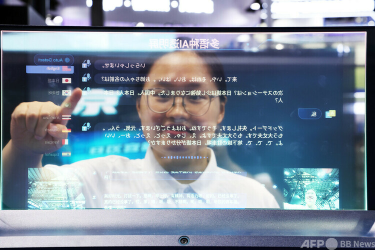 上海市で開幕した2025世界人工知能大会（WAIC）。多言語AI透明スクリーンが来場者の注目を集めた＝2025年7月26日撮影・資料写真(c)CNS:湯彦俊