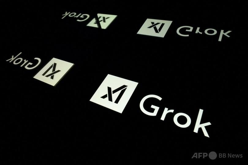 人工知能（AI）新興企業xAIの対話型生成AI「グロック」のロゴを表示するスクリーン（2025年1月13日撮影）。（2025年1月13日撮影）。（c）Lionel BONAVENTURE/AFP