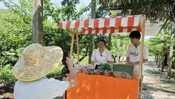 紅李山荘でライブ配信を行う劉永娟さん(右から2人目)=提供写真(c)CNS