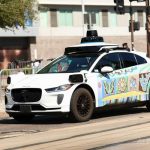 米IT大手アルファベット傘下の自動運転車開発企業ウェイモのタクシー（2025年9月15日撮影）。(c)CHARLY TRIBALLEAU:AFP