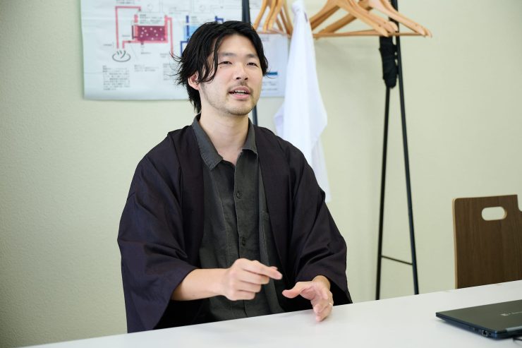 インタビュー中の橋本氏