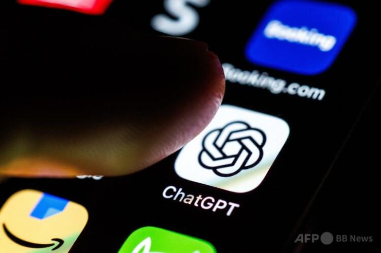 スマートフォンの画面に表示されたChatGPTアプリのロゴに指を近づける様子(資料写真、2025年9月2日撮影)。(c)Matthias Balk:dpa Picture-Alliance via AFP
