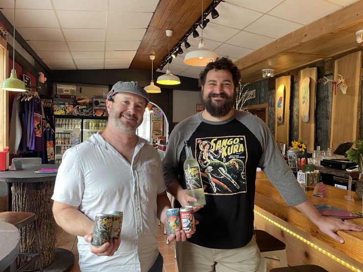 ーナーで杜氏のジェイ・クーパーさん（左）、蔵人のジョナ・オーテリさん（右）