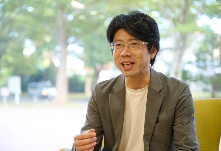 インタビュー中の東氏