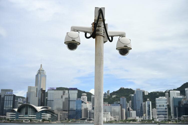 香港のビクトリアハーバー沿いの遊歩道に設置された監視カメラ（2025年6月20日撮影）。(c)Peter PARKS:AFP
