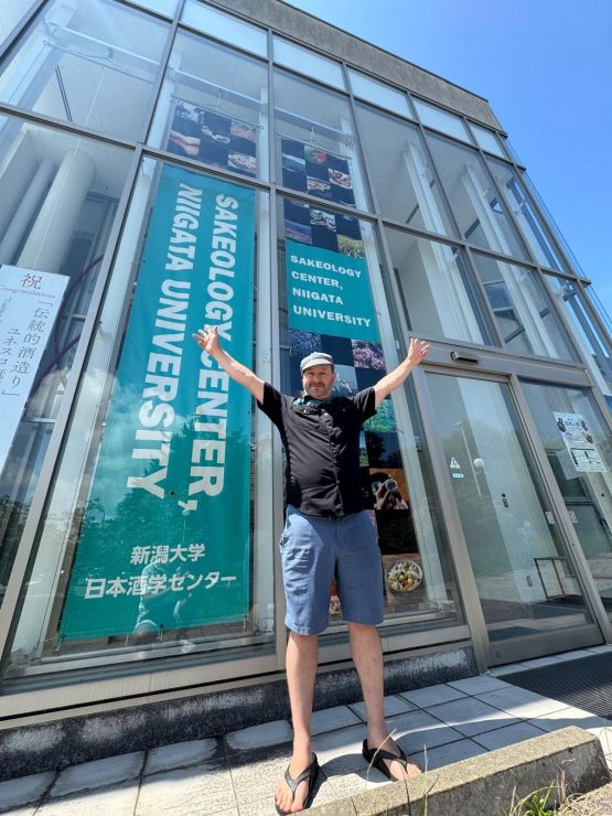 新潟大学日本酒学センターの前で（本人提供）