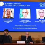 2025年ノーベル化学賞を受賞した（左から）北川進氏、リチャード・ロブソン氏、オマール・M・ヤギ氏（2025年10月8日撮影）。（c）Jonathan Nackstrand:AFP