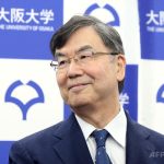 吹田市の大阪大学で、2025年ノーベル生理学・医学賞受賞後の記者会見に臨む坂口志文氏（2025年10月6日撮影）。(c)PAUL MILLER:AFP