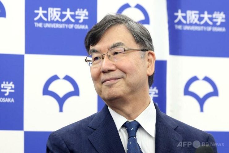 吹田市の大阪大学で、2025年ノーベル生理学・医学賞受賞後の記者会見に臨む坂口志文氏(2025年10月6日撮影)。(c)PAUL MILLER:AFP
