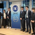 27日の記者発表会にて中央バナーの右が代表取締役の岡部典孝氏