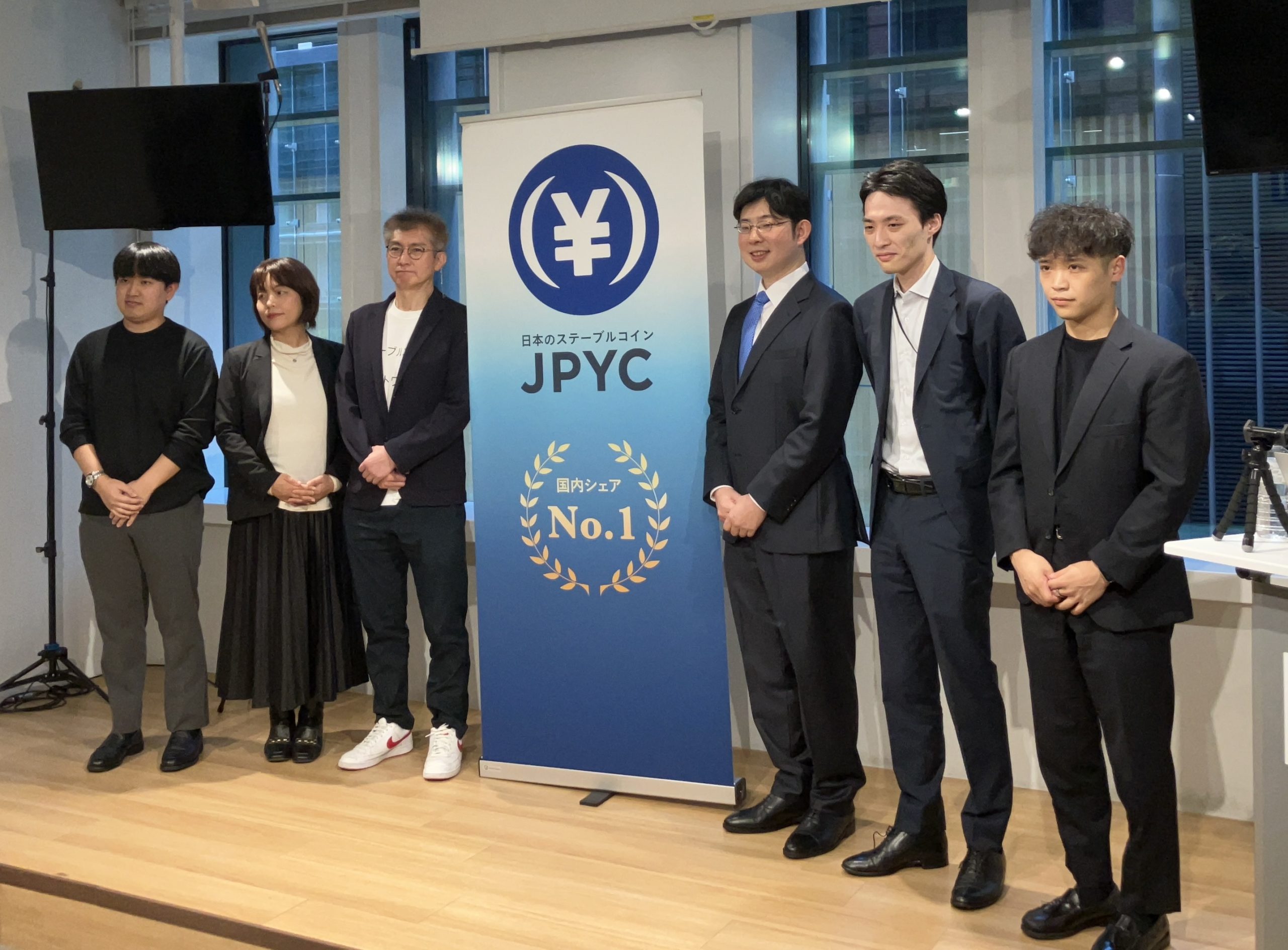 27日の記者発表会にて中央バナーの右が代表取締役の岡部典孝氏