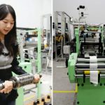 軽量な衣服型ウェアラブルロボットの性能を試験する韓国機械研究院の学生研究員（左）と筋肉繊維自動織機(c)KOREA WAVE