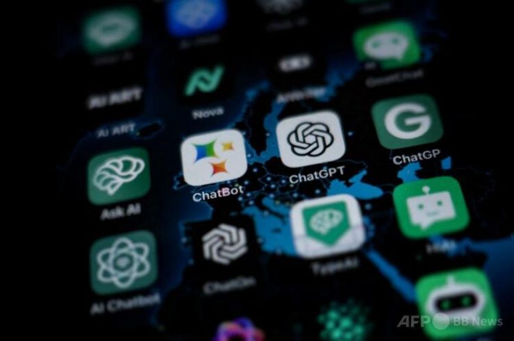 AIアプリが並ぶスマートフォンの画面（2023年7月12日撮影、資料写真）。(c)OLIVIER MORIN : AFP