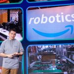 カリフォルニア州ミルピタスのDUR3配送ステーションで行われたプレゼンテーション「Delivering the Future」に登場したアマゾンロボティクスのロボット工学およびAI応用科学ディレクターのアーロン・パーネス氏（2025年10月22日撮影）。（c）Laure Andrillon/AFP