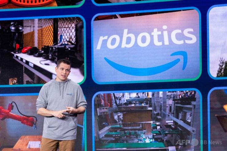 カリフォルニア州ミルピタスのDUR3配送ステーションで行われたプレゼンテーション「Delivering the Future」に登場したアマゾンロボティクスのロボット工学およびAI応用科学ディレクターのアーロン・パーネス氏(2025年10月22日撮影)。(c)Laure Andrillon/AFP