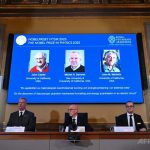 2025年ノーベル物理学賞を受賞した（左から）英国出身のジョン・クラーク氏、フランス出身のミシェル・デボレ氏、米国のジョン・マルティニス氏2025年10月7日撮影）。（c）Jonathan Nackstrand / AFP