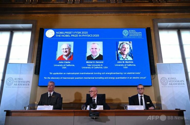 2025年ノーベル物理学賞を受賞した（左から）英国出身のジョン・クラーク氏、フランス出身のミシェル・デボレ氏、米国のジョン・マルティニス氏2025年10月7日撮影）。（c）Jonathan Nackstrand / AFP