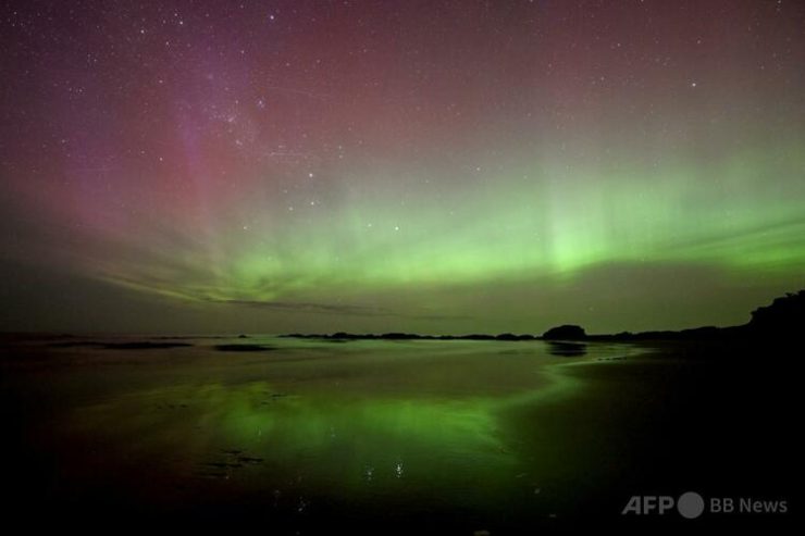 ニュージーランド・ダニーデン上空に輝くオーロラ。11日に発生した強力な太陽嵐の影響(2025年11月13日撮影)。(c)Sanka VIDANAGAMA:AFP