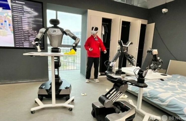 データエンジニアの操作のもとで、データ収集やシミュレーション訓練などの任務を遂行するロボット=撮影日不明(c)CNS:張芹