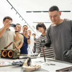 浙江強脳科技有限公司の展示ホールで、スマート義手を使って筆文字を書く製品体験官＝2025年9月17日撮影・資料写真(c)CNS:翟慧勇