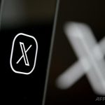 スマートフォンに表示されX（旧ツイッター）のロゴ（2024年9月27日撮影）。（c）Nicolas TUCAT:AFP
