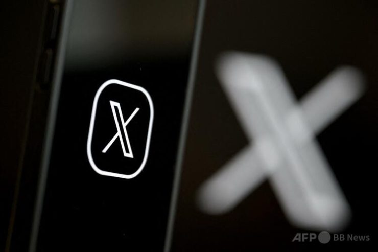 スマートフォンに表示されX(旧ツイッター)のロゴ(2024年9月27日撮影)。(c)Nicolas TUCAT:AFP