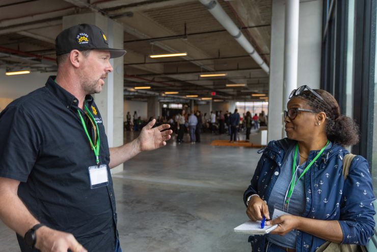 TRラドウィッグ氏（左）