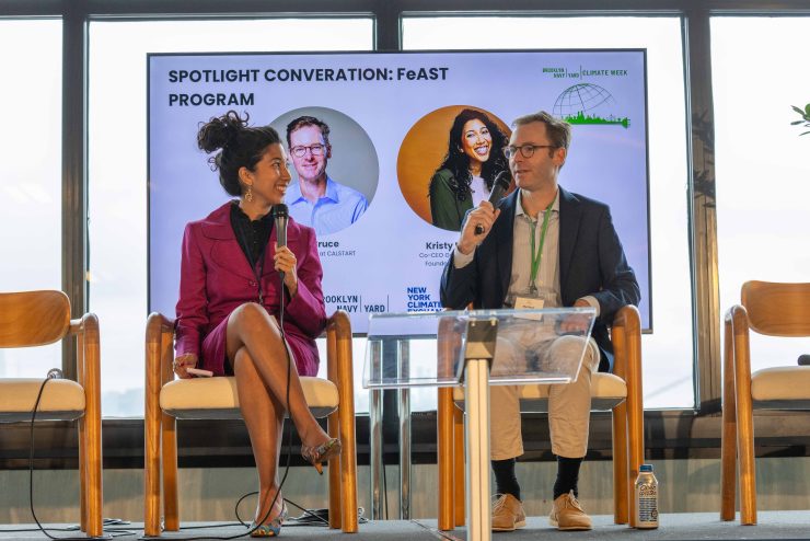 マック・ブルース氏（右）