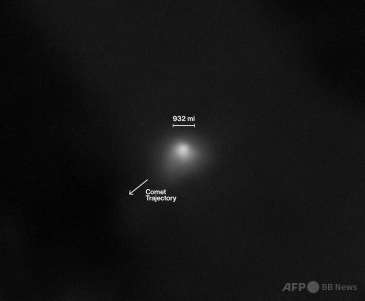米航空宇宙局(NASA)の火星探査機「マーズ・リコネッサンス・オービター」に搭載された高解像度カメラ「HiRISE」が撮影した、軌道とスケールバーが注釈された彗星「3I/ATLAS」の画像。NASA公開(2025年10月2日撮影、2025年11月19日公開)。(c)AFP PHOTO / NASA