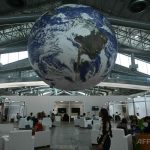 ブラジル北部アマゾン地域の都市ベレンで開幕した国連気候変動枠組み条約第30回締約国会議（COP30）会場内で、NGOや市民・社会団体のための区画に吊るされた地球を模した巨大な球体（2025年11月10日撮影）。（c）Mauro PIMENTEL/AFP