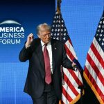 米フロリダ州マイアミのカセヤセンターで開催されたアメリカンビジネスフォーラムで演説後、ステージ上で踊るドナルド・トランプ大統領（2025年11月5日撮影）。(c)Chandan Khanna/AFP