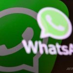 スマートフォンの画面に表示された米通信アプリ「ワッツアップ」のロゴ（2023年4月11日撮影）。（c）Kirill KUDRYAVTSEV:AFP