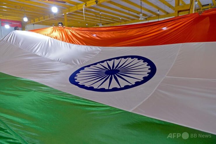 インド国旗（2022年7月31日撮影）。(c)Indranil MUKHERJEE:AFP