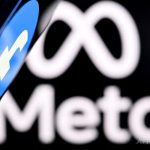 米IT大手メタ（旧フェイスブック）社と同社サービスのフェイスブックのロゴ（2025年1月9日撮影）。（c）Kirill KUDRYAVTSEV:AFP