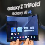 韓国のサムスン電子が発表した同社初の三つ折りスマートフォン「Galaxy Z TriFold」（2025年12月2日撮影）。(c)Jung Yeon-je : AFP