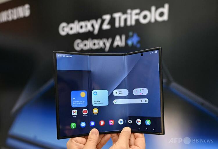 韓国のサムスン電子が発表した同社初の三つ折りスマートフォン「Galaxy Z TriFold」(2025年12月2日撮影)。(c)Jung Yeon-je : AFP