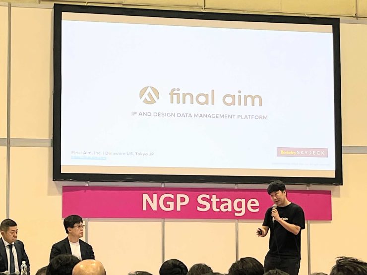 CEATEC 2025で「Final Design」のプレゼンテーションを行う朝倉氏(右)(提供:Final Aim)