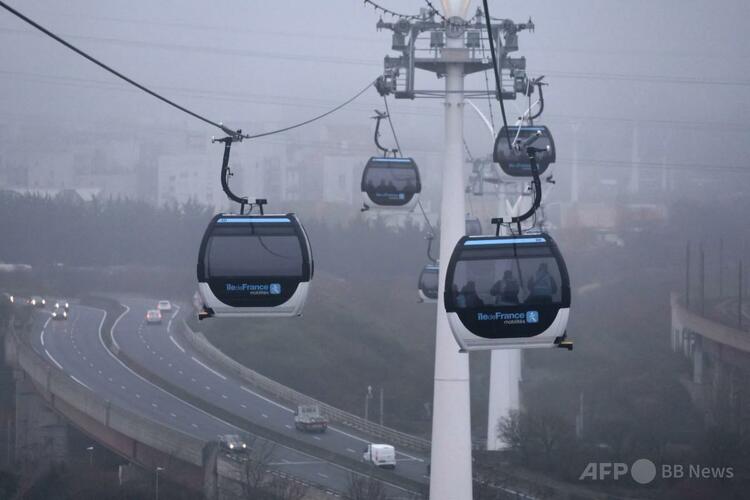 パリ南東部の郊外で運行を開始した都市型ケーブルカー(2025年12月13日撮影)。(c)Thomas SAMSON:AFP