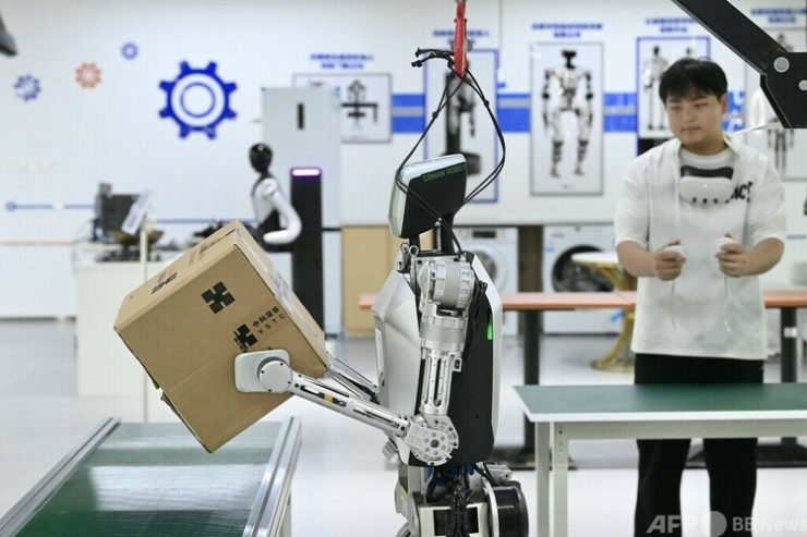 搬送作業を行う人型ロボット=2025年6月19日撮影・資料写真(c)CNS:韓蘇原