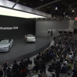 「AFEELA Prototype 2026」が披露され拍手が沸き起こる記者会見会場（ライブ中継動画より）