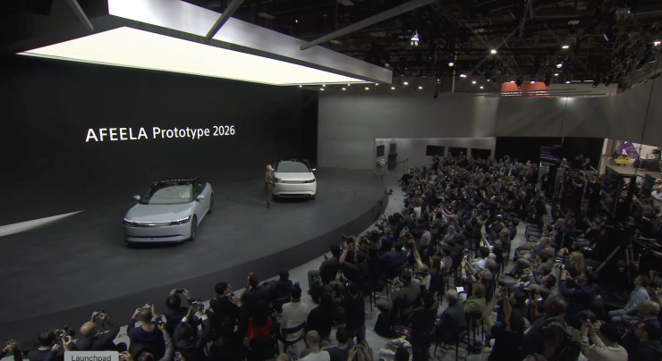 「AFEELA Prototype 2026」が披露され拍手が沸き起こる記者会見会場(ライブ中継動画より)