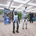 北京亦庄で開かれたロボット弁論大会の復選で、観客にあいさつするロボット＝2025年11月2日撮影・資料写真(c)CNS:賈天勇