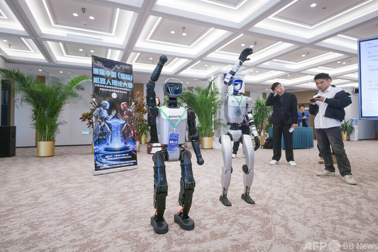 北京亦庄で開かれたロボット弁論大会の復選で、観客にあいさつするロボット=2025年11月2日撮影・資料写真(c)CNS:賈天勇