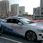 飲料をスマートカーに置くロボットのサービススタッフ＝2025年12月14日撮影(c)CNS:鐘昇