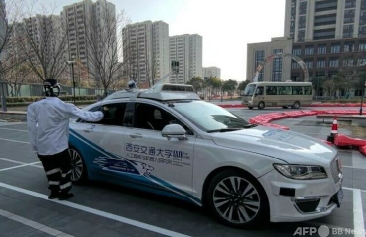 飲料をスマートカーに置くロボットのサービススタッフ＝2025年12月14日撮影(c)CNS:鐘昇