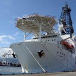 静岡県の清水港に停泊する探査船「ちきゅう」（2013年9月11日撮影）（c）Toshifumi KITAMURA:AFP