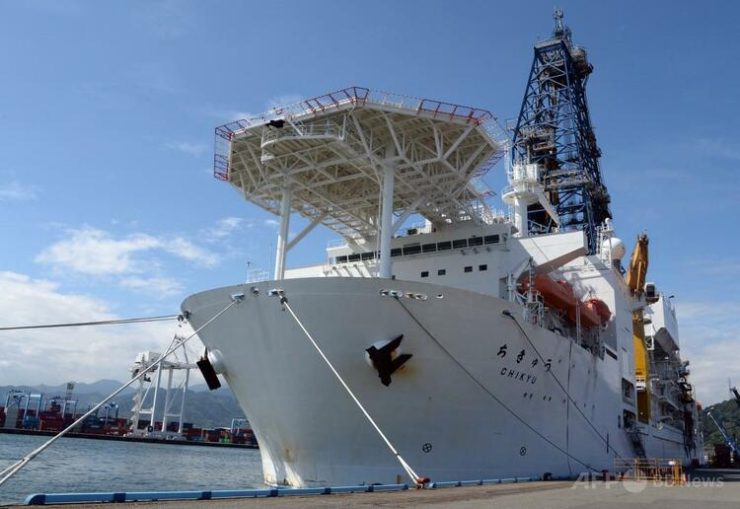 静岡県の清水港に停泊する探査船「ちきゅう」(2013年9月11日撮影)(c)Toshifumi KITAMURA:AFP