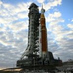 米フロリダ州ケネディ宇宙センターで、有人月探査ミッションに向けて打上げ場所へと移動する米航空宇宙局（NASA）のアルテミスIIスペース・ローンチ・システムロケットとオリオン宇宙船（2026年1月17日撮影）。(c)Jim WATSON/AFP