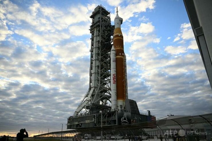 米フロリダ州ケネディ宇宙センターで、有人月探査ミッションに向けて打上げ場所へと移動する米航空宇宙局（NASA）のアルテミスIIスペース・ローンチ・システムロケットとオリオン宇宙船（2026年1月17日撮影）。(c)Jim WATSON/AFP